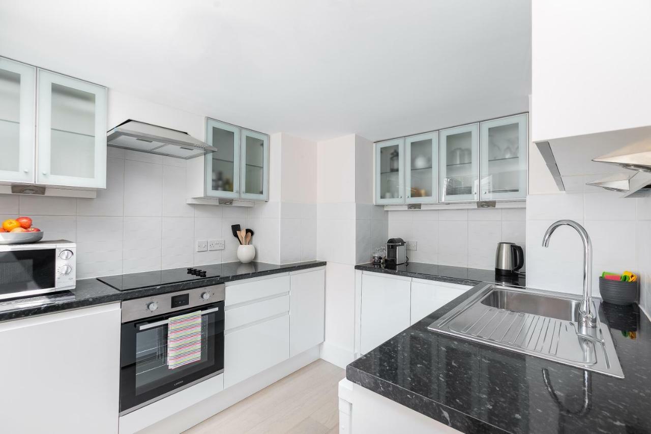 Apartment With Private Patio, And Park Across The Road (Adults Only) London Kültér fotó