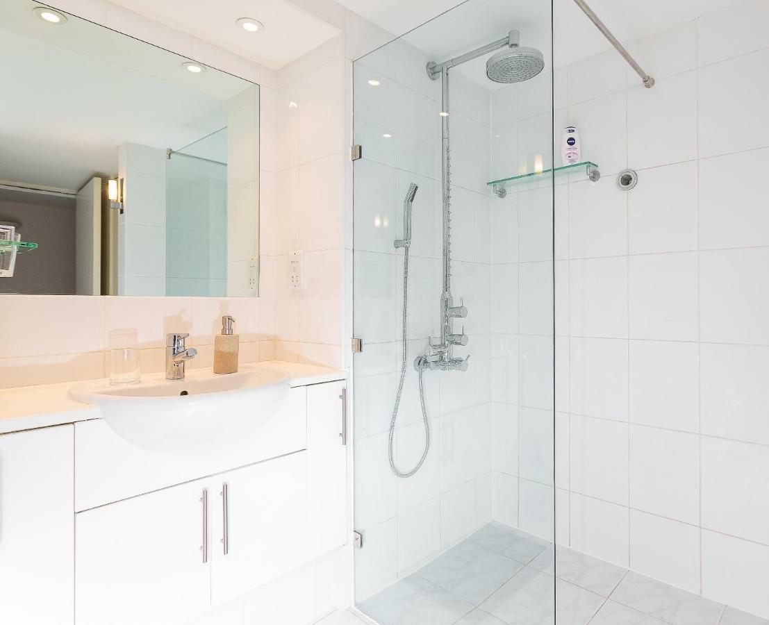 Apartment With Private Patio, And Park Across The Road (Adults Only) London Kültér fotó