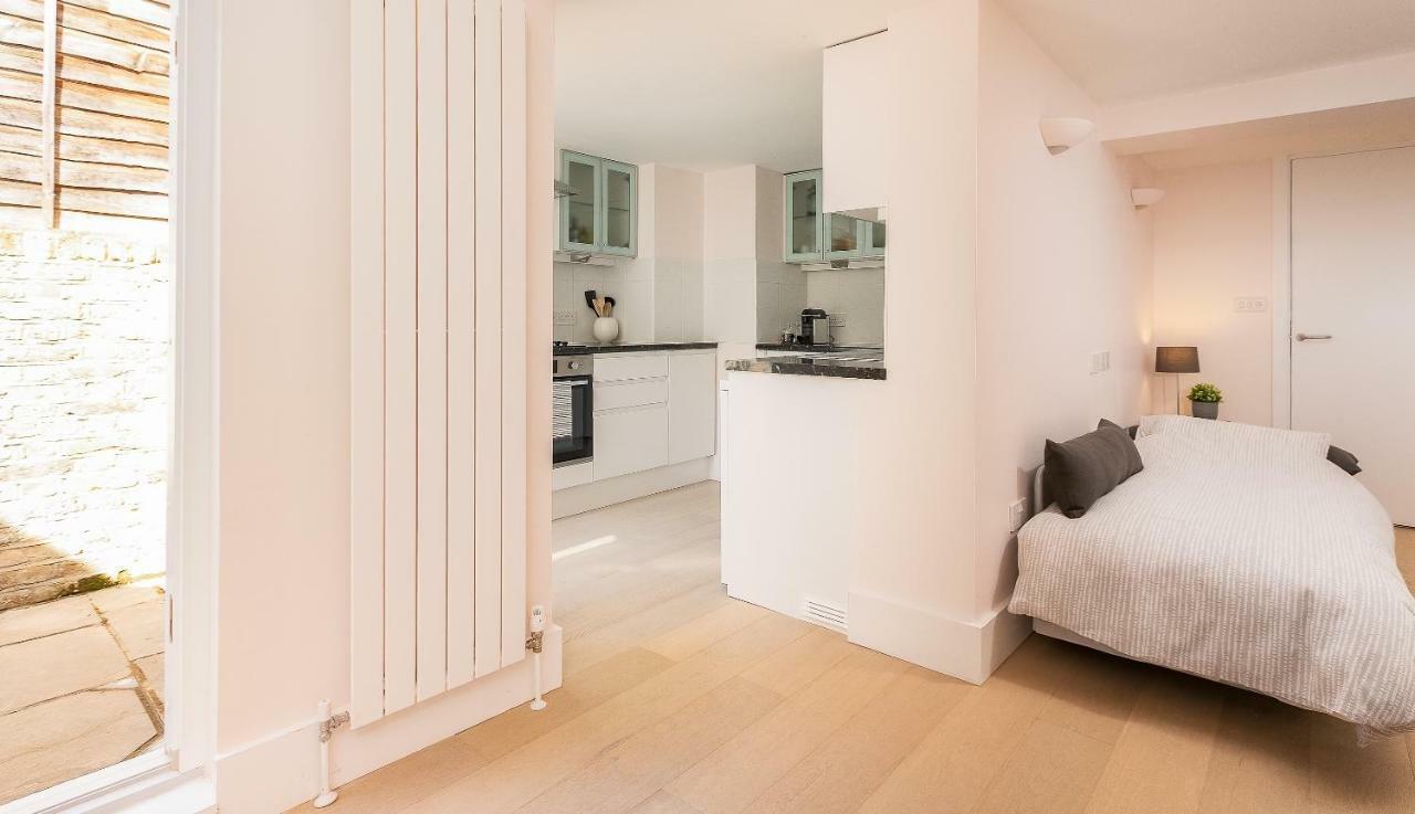 Apartment With Private Patio, And Park Across The Road (Adults Only) London Kültér fotó