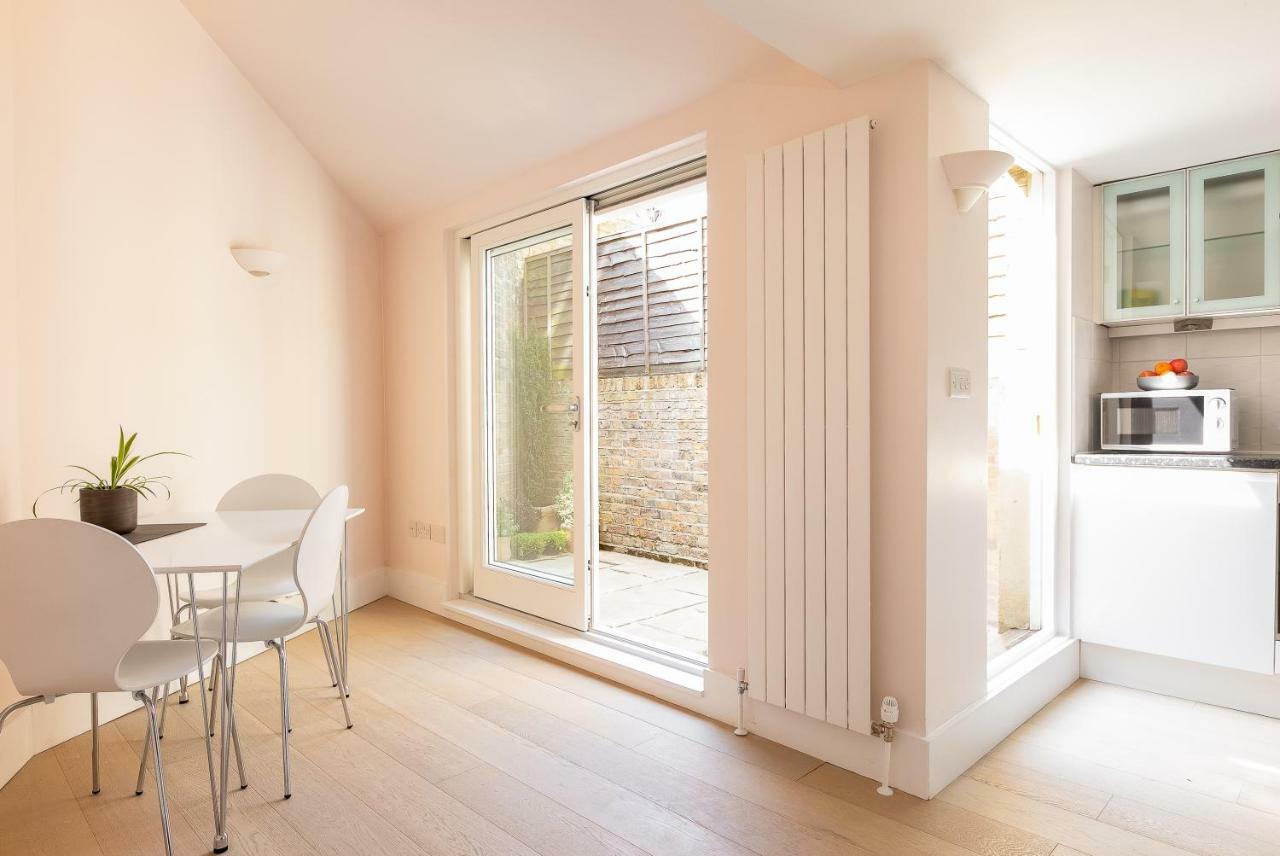 Apartment With Private Patio, And Park Across The Road (Adults Only) London Kültér fotó