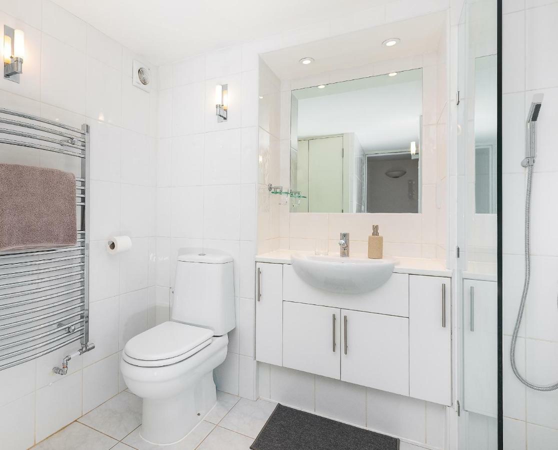 Apartment With Private Patio, And Park Across The Road (Adults Only) London Kültér fotó